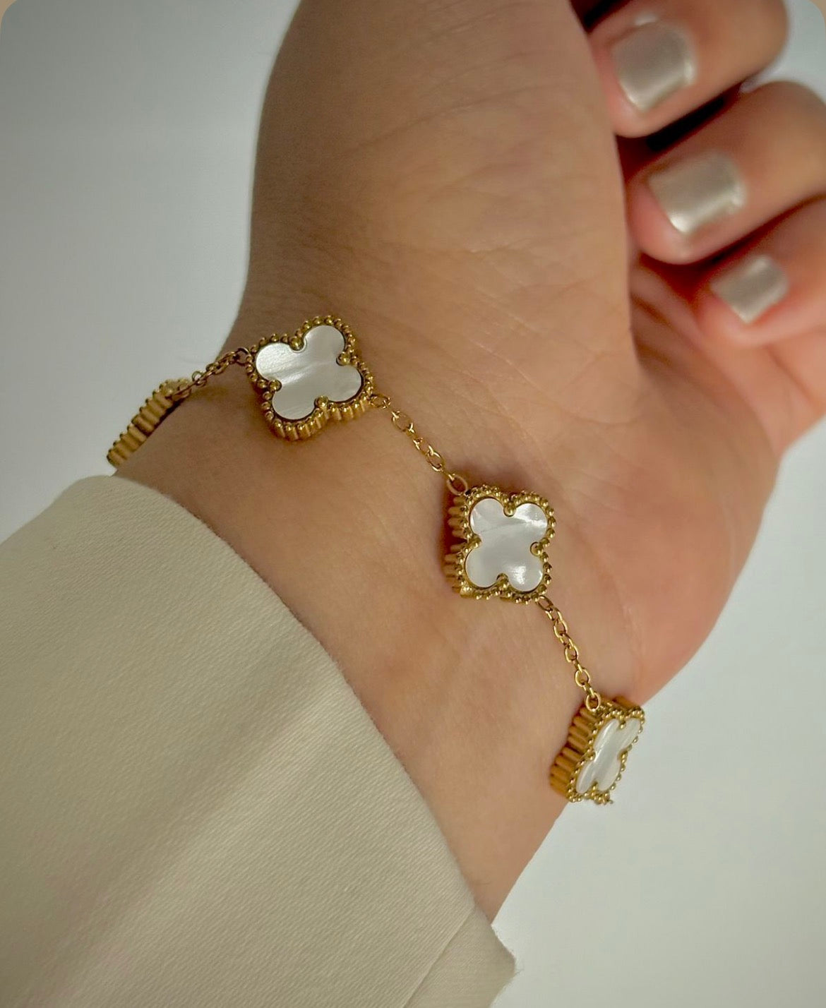 White Clover Charm Bracelet – Elegant Gold-Tone Bracelet