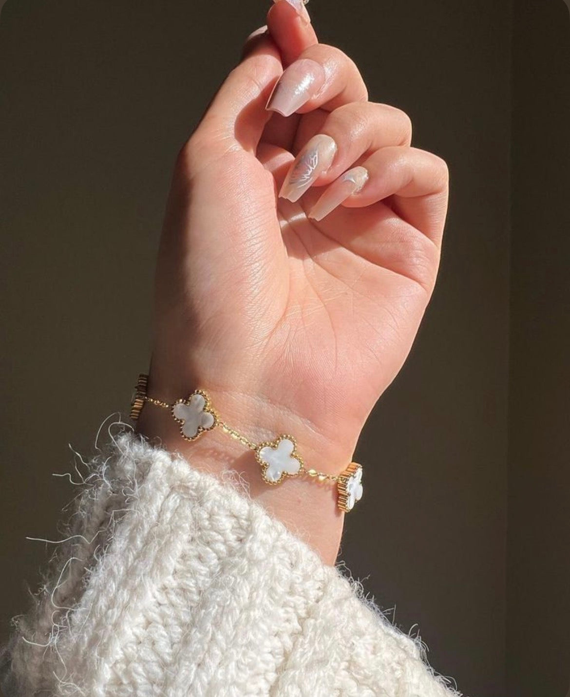 White Clover Charm Bracelet – Elegant Gold-Tone Bracelet